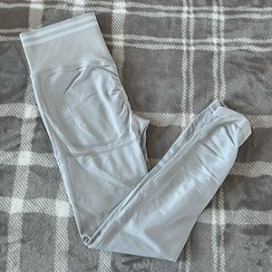 Brand New - Extreme Scrunch Leggings Light Grey - Size L